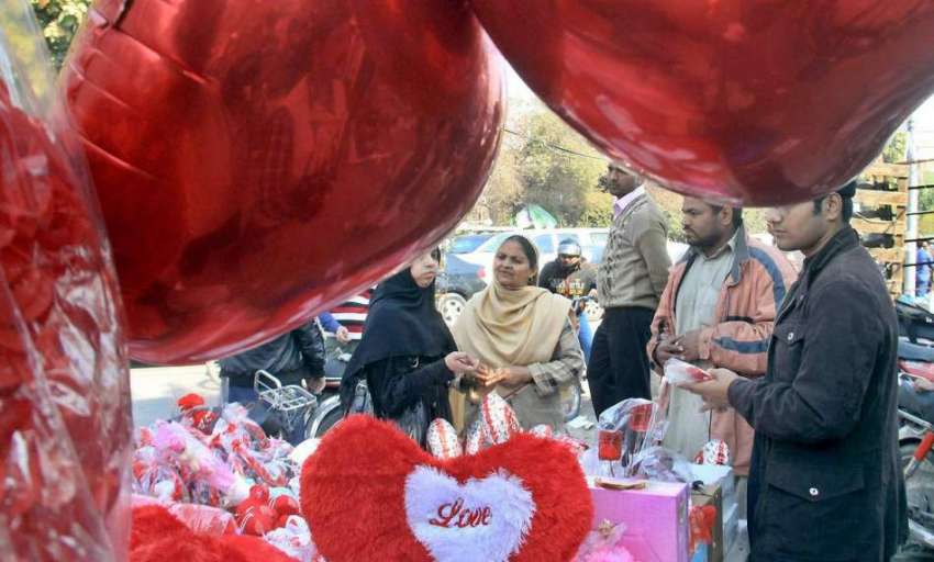 لاہور: ایک نوجوان نے شملہ پہاڑی چوک میں ویلنٹائن ڈے کے حوالے ..
