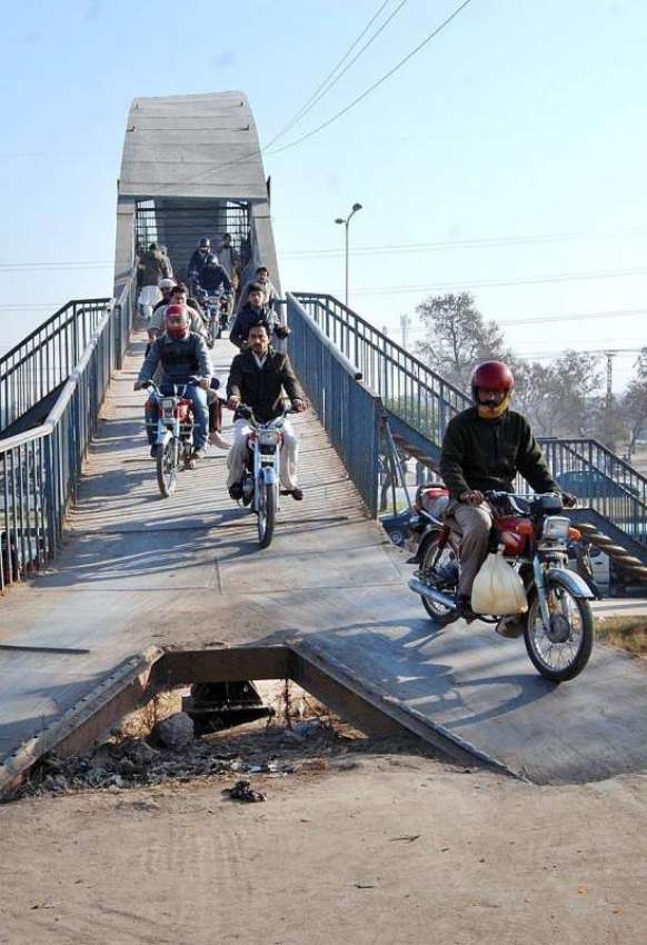 اسلام آباد: وفاقی دارالحکومت میں موٹر سائیکل سوار اوور ہیڈ ..