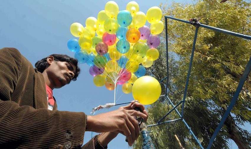 راولپنڈی: ایک محنت کش غبارے فروخت کر رہا ہے۔