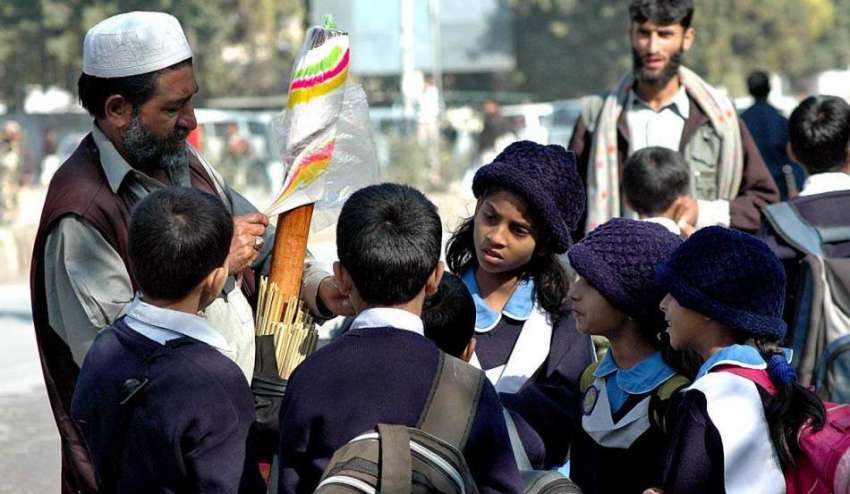 راولپنڈی: سکول سے چھٹی کے بعد بچی کھانے پینے کی اشیاء خرید ..