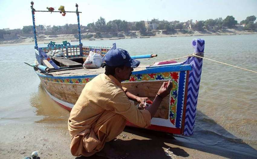 حیدر آباد: ایک پینٹر کشتی پر رنگ کرنے میں مصروف ہے۔