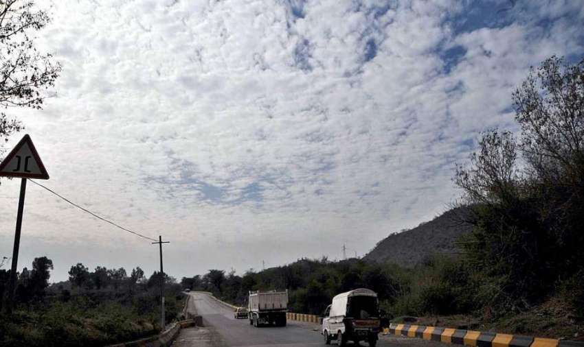 اسلام آباد: وفاقی دارالحکومت میں دوپہر کے وقت چھائے بادلوں ..