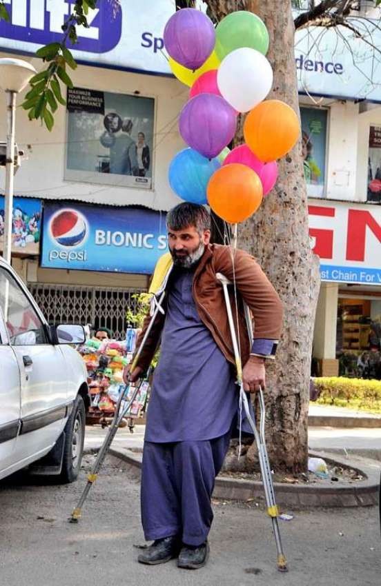 اسلام آباد: ایک معذور شخص اپنا اور اپنے خاندان والوں کا پیٹ ..