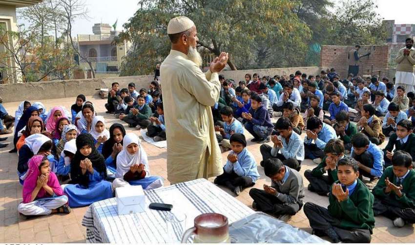 ملتان: مقامی سکول میں ٹیچر اور بچے سانحہ لاہور دھماکہ کے ..