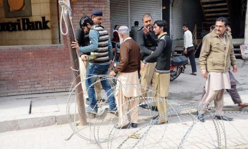 فیصل آباد: پولیس اہلکار میڈیکل سٹور مالکان کے دھرنا میں ..