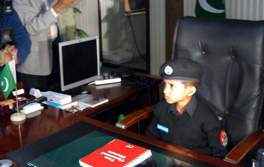 فیصل آباد: پولیس کے افسران کینسر میں مبتلا بچے عبداللہ نور ..