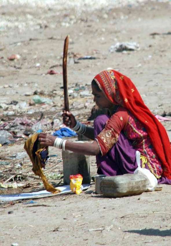 حیدر آباد: خانہ بدو خاتون کپڑے دھونے میں مصروف ہے۔
