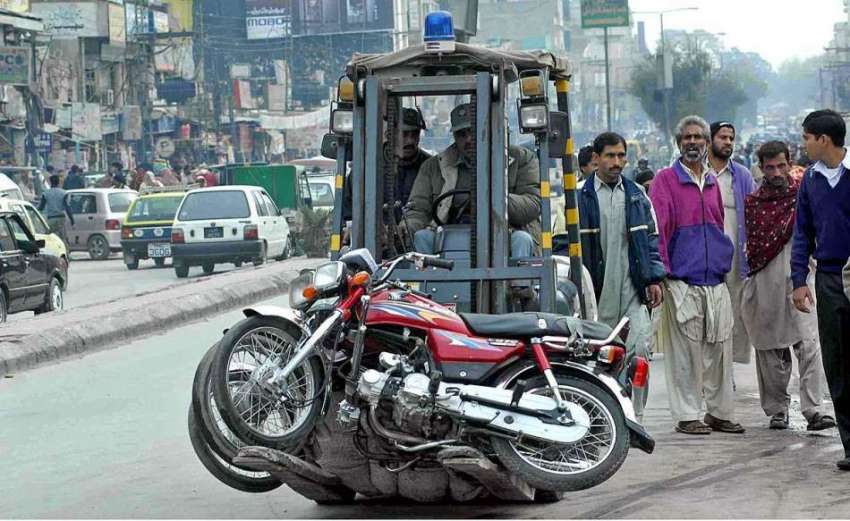 راولپنڈی: ٹریفک وارڈن نو پارکنگ میں کھڑی موٹر سائیکلوں کو ..