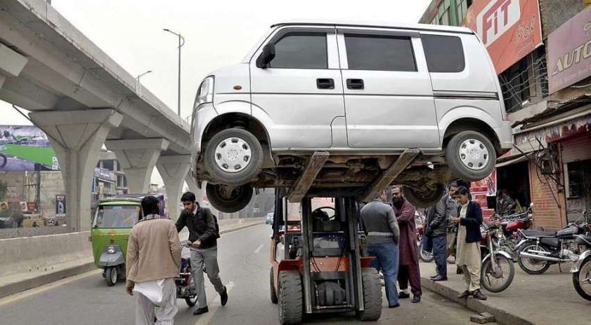راولپنڈی: ٹریفک وارڈن نو پارکنگ میں کھڑی گاڑی کو لفٹر کے ..