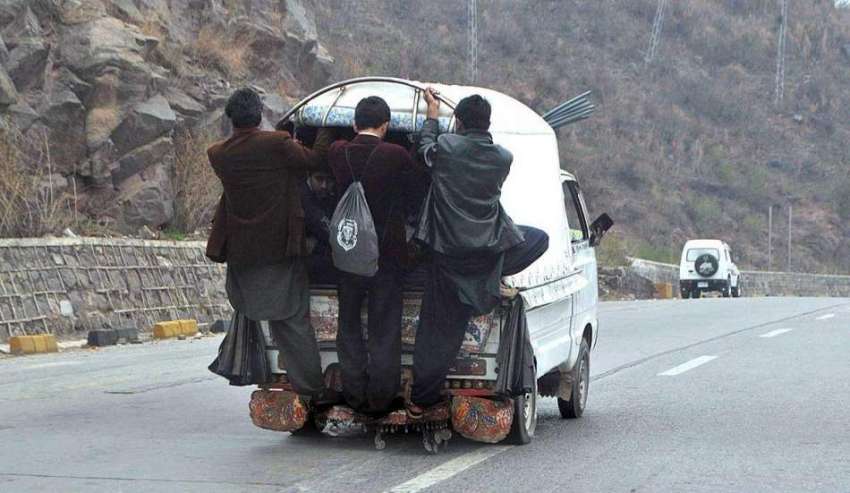 اسلام آباد: شہری سوزوکی پک اپ میں خطر ناک انداز سے سفر کر ..