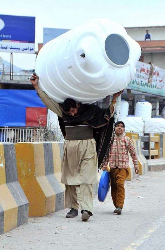 اسلام آباد: وفاقی دارالحکومت میں ایک شخص پانی کی ٹینکی کندھوں ..