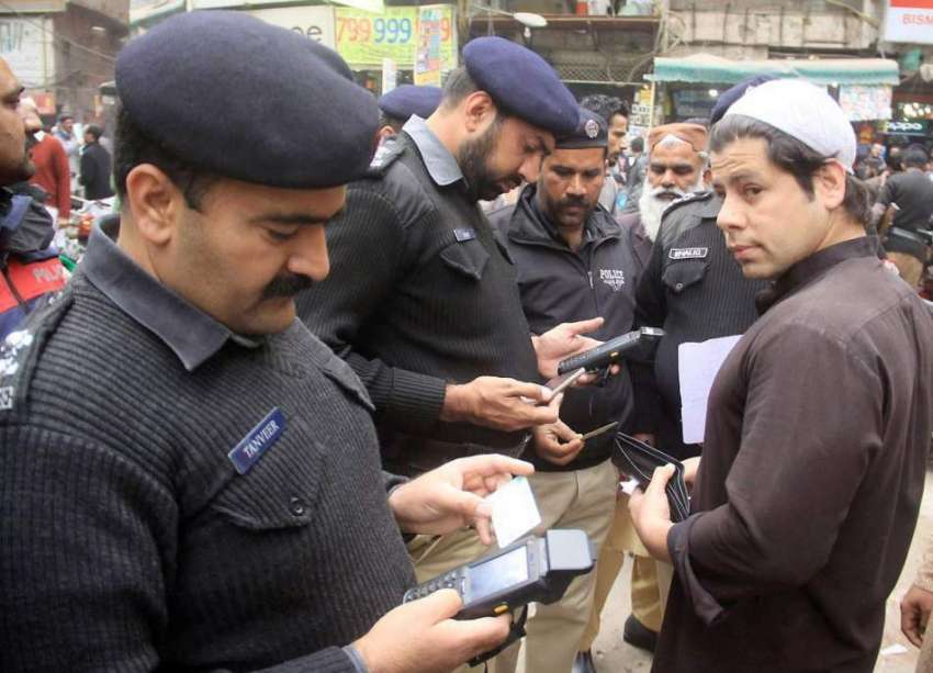 لاہور: مال روڈ مارکیٹ میں گرینڈ سرچ آپریشن کے دوران پولیس ..