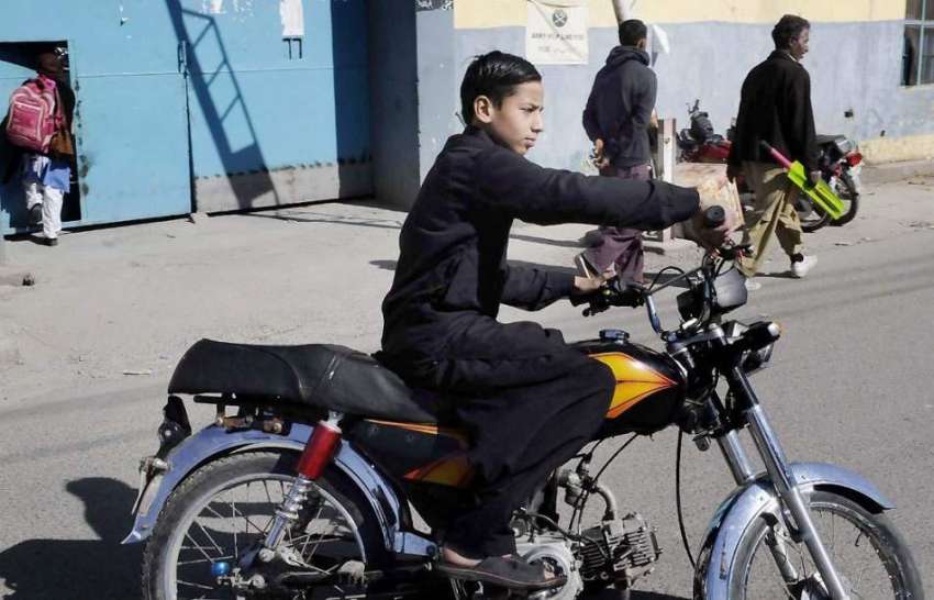 راولپنڈی: ایک کمسن موٹر سائیکل سوار مری روڈ سے گز رہا ہے۔