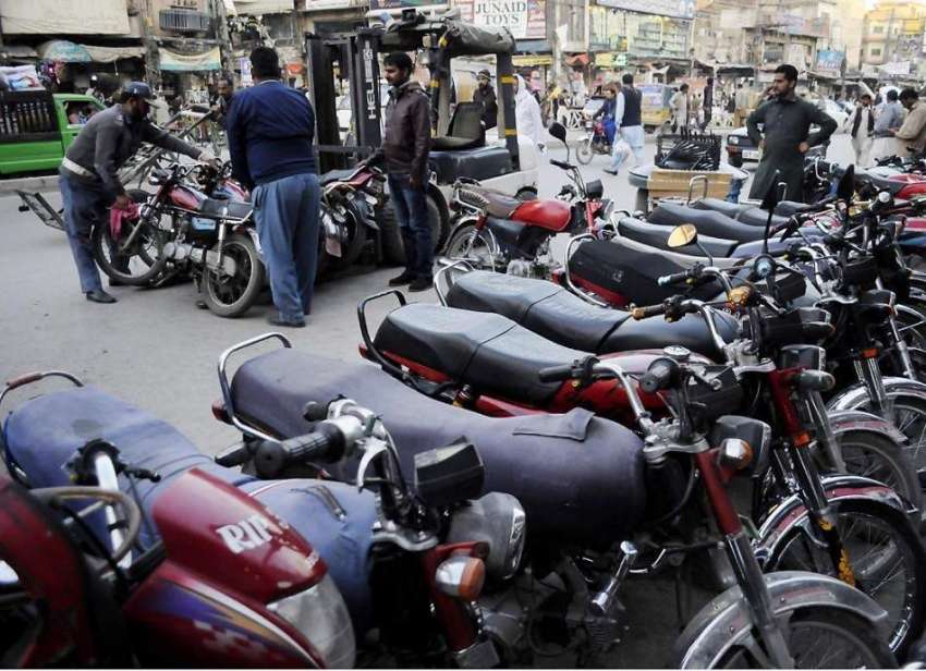 راولپنڈی: راجہ بازار نو پارکنگ ایریا میں کھڑے موٹر سائیکلوں ..