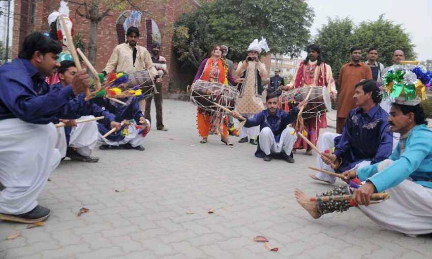 راولپنڈی:آرٹس کونسل میں جاری پنجاب ثقافتی میلہ میں مقامی ..