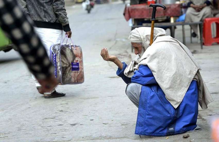راولپنڈی: ایک بزرگ سڑک کنارے بیٹھا بھیک مانگ رہا ہے۔