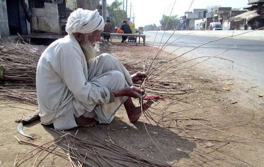 فیصل آباد: ایک معمر محنت کش چھڑیوں کی مدد سے ٹوکریاں بنا ..