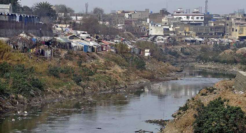 راولپنڈی: نالہ لئی کے کنارے خانہ بدوش خاندان آباد ہیں جو ..