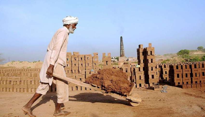 راولپنڈی: ایک معمر محنت کش اینٹیں بنانے کے لیے ہتھ ریڑھی ..