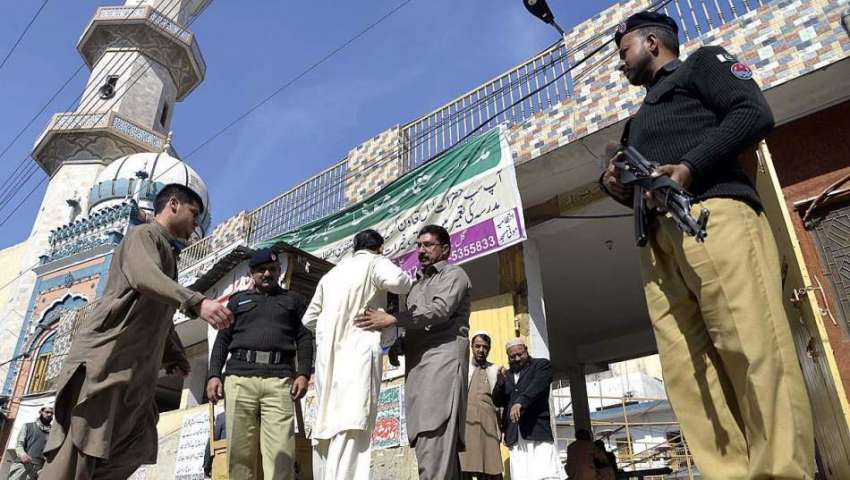 راولپنڈی: پولیس اہلکار نماز جمعہ کے لیے آنیوالے نمازیوں ..