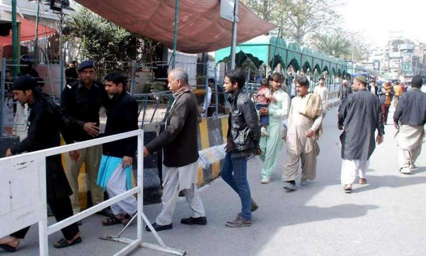 لاہور: داتا دربار آنیوالے زائرین کی تلاشی لی جا رہی ہے۔