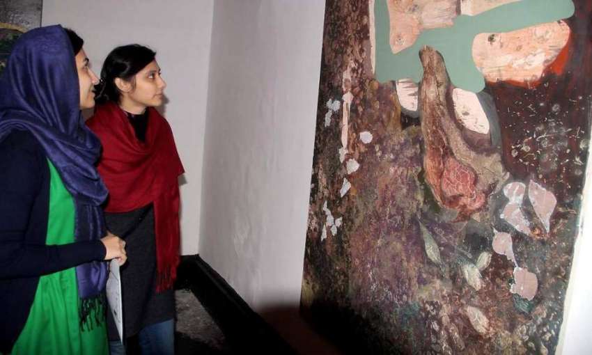 لاہور: نیشنل کالج آف آرٹ میں لڑکیاں پینٹنگ کی نمائش دیکھ ..