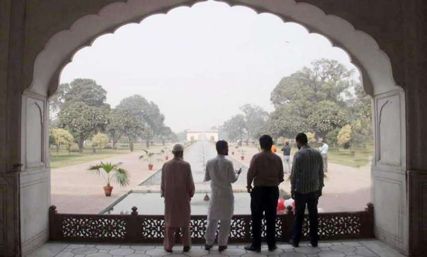 لاہور: شہری تاریخ شالیمار باغ کی سیر کر رہے ہیں۔