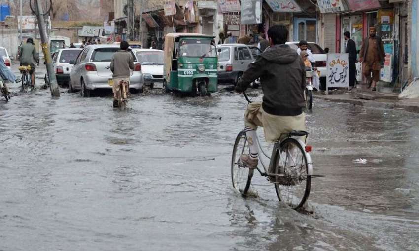 کوئٹہ: صوبائی دارالحکومت میں بارش کے بعد ارباب کرم خان روڈ ..