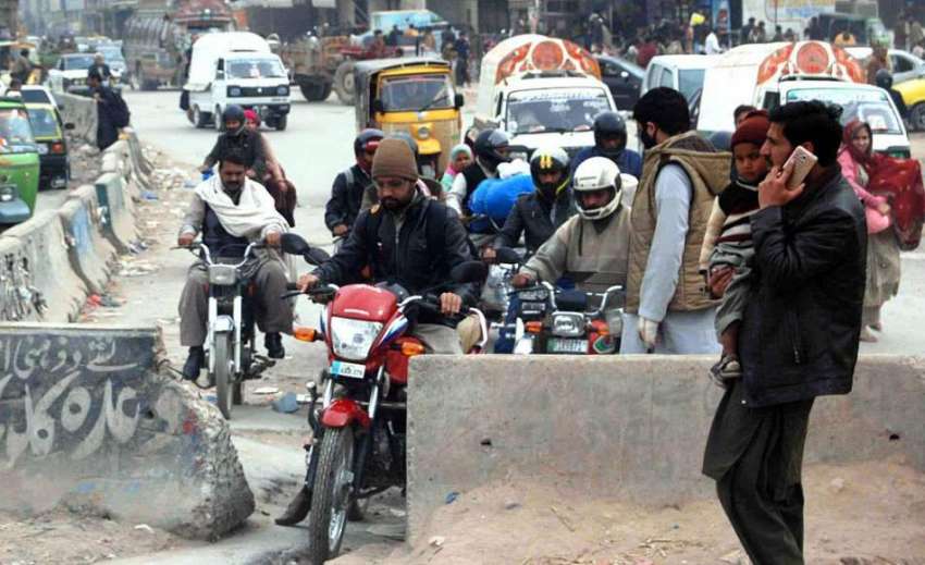 اسلام آباد: موٹر سائیکل سوار سڑک کو تقسیم کرنے کے رکھے گئے ..