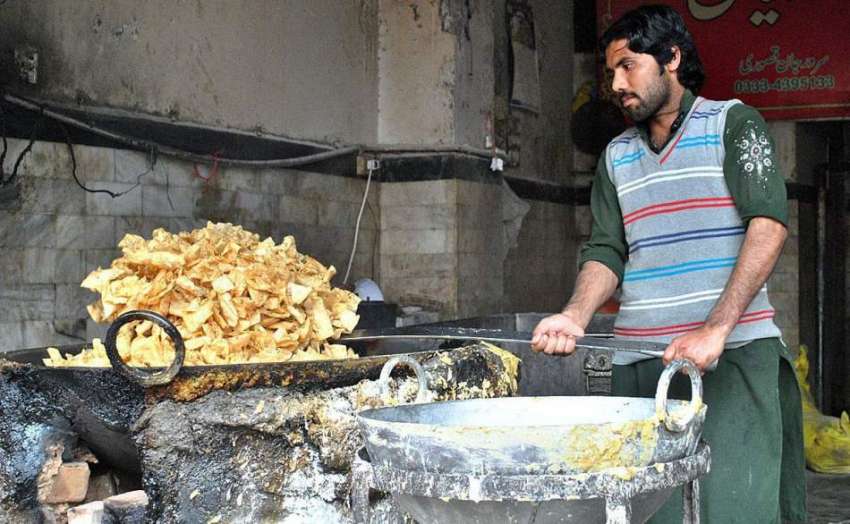 لاہور: ایک دکاندار فروخت کے لیے نمک پارے فرائی کر رہا ہے۔