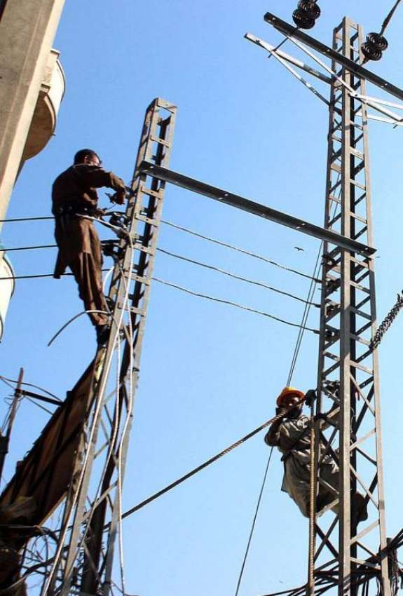 لاہور: واپڈا کے اہلکار بجلی کی تاروں کی مرمت میں مصروف ہیں۔
