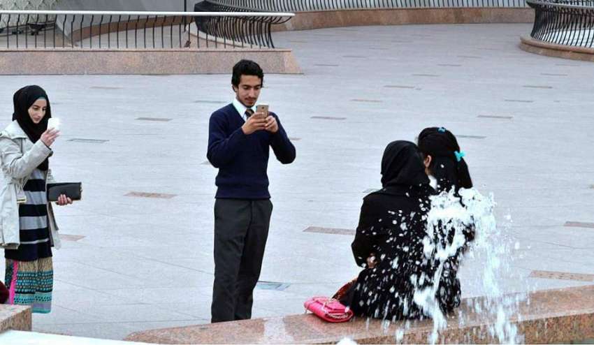 اسلام آباد: سیر تفریح کے لیے آئے شہری موبائل فون کے ذریعے ..