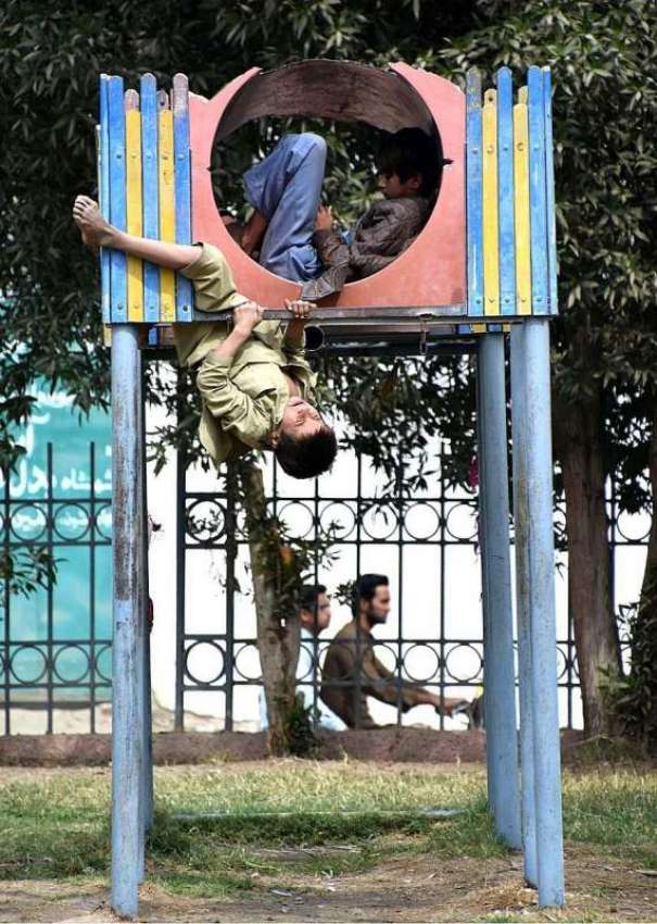 لاڑکانہ: بچے مقامی پارک میں کھیل کود میں مصروف ہیں۔