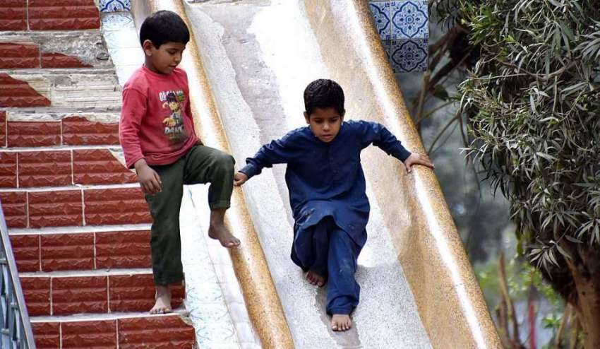 لاڑکانہ: بچے مقامی پارک میں کھیل کود میں مصروف ہیں۔
