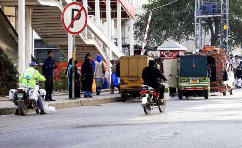 راولپنڈی: ٹریفک پولیس اہلکار کی موجودگی میں لیاقت باغ نو ..