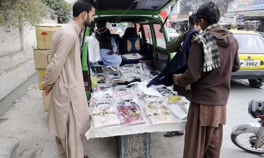 راولپنڈی: شہری روڈ کنارے کھڑی گاری سے تیار کپڑے خرید رہے ..