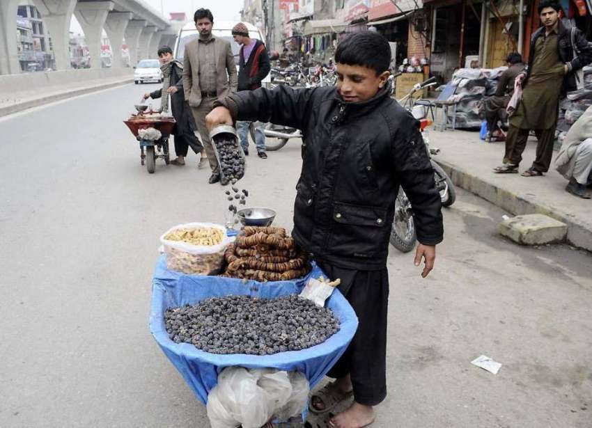 راولپنڈی: کمسن بچہ ہتھ ریڑھی پرکمیٹی چوک میں خشک میوا جات ..