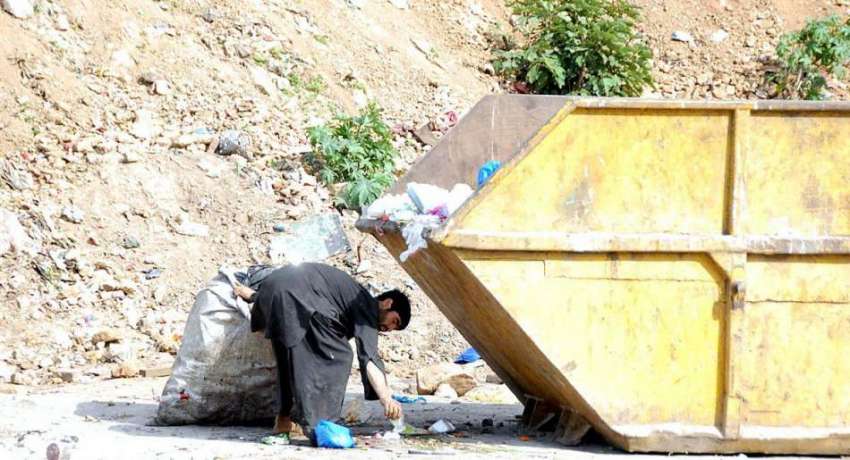 اسلام آباد: خانہ بدوش نوجوان کچرے سے کار آمد اشیاء تلاش کر ..