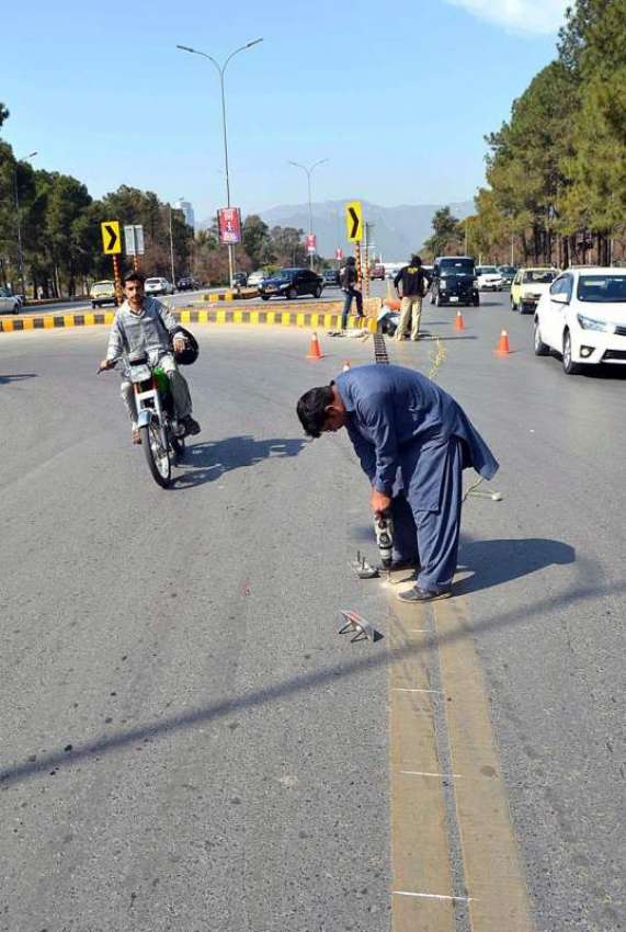 اسلام آباد: وفاقی دارالحکومت میں مزدور سڑک پر رفلیکٹر لائٹیں ..