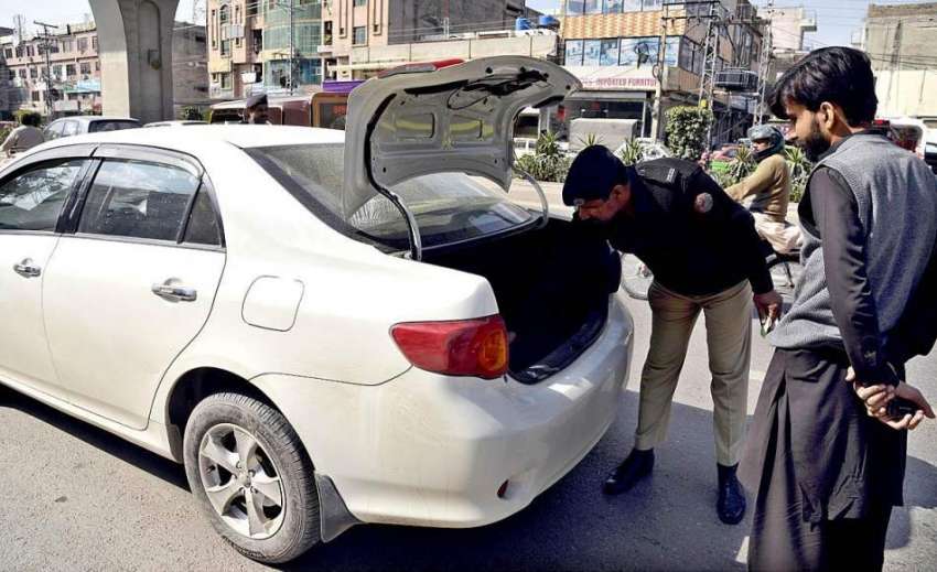 راولپنڈی: سیکیورٹی کے پیش نظر ایک پولیس اہلکار گاڑی کی چیکنگ ..