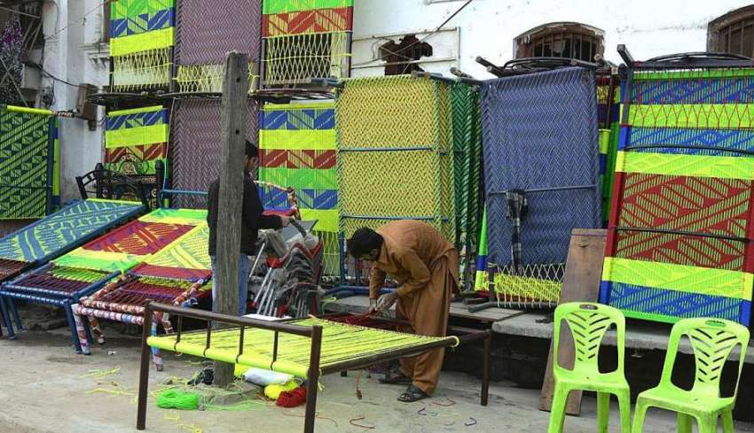 راولپنڈی: ایک دکاندار چارپائی بن رہا ہے۔