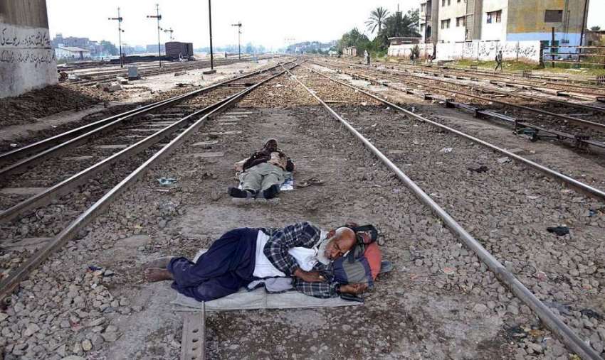 حیدر آباد: دو شہری ریلوے ٹریک کے نزدیک سائے میں آرام کر رہے ..