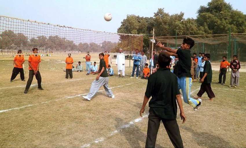 بہاولپور: مقامی پارک میں کھلاڑی والی بال کھیل رہے ہیں۔