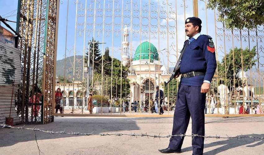 اسلام آباد: سیکیورٹی اہلکار بری امام کے باہر الرٹ کھڑا ہے۔
