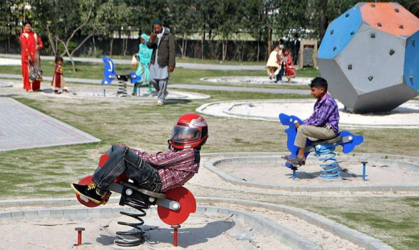 لاہور: مقامی پارک میں بچے جھولوں سے لطف اندوز ہو رہے ہیں۔