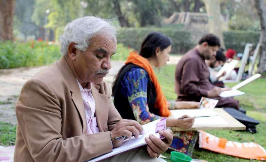 لاہور: باغ جناح میں ایڈ ڈرائنگ ٹیچر کلاس لگائے بیٹھا ہے۔