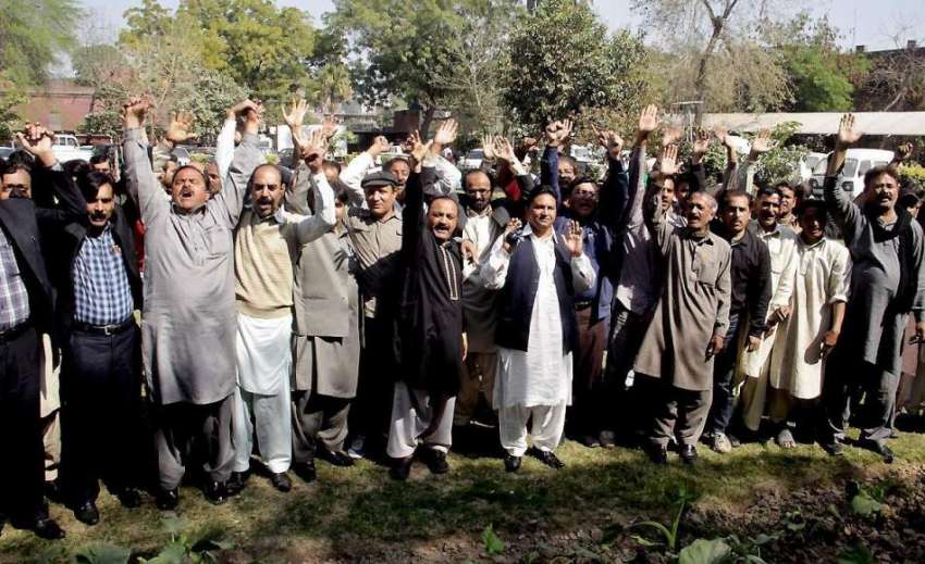 لاہور: محکمہ صحت کے ملازمین اپنے مطالبات کے حق میں احتجاج ..