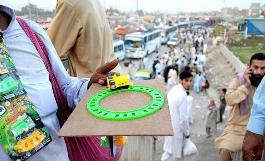 راولپنڈی: ایک محنت کش کھلونے فروخت کر رہا ہے۔