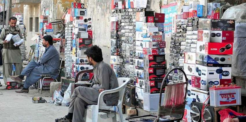راولپنڈی: سڑک کنارے گاہکوں کو متوجہ کرنے کے لیے گاڑیوں کے ..