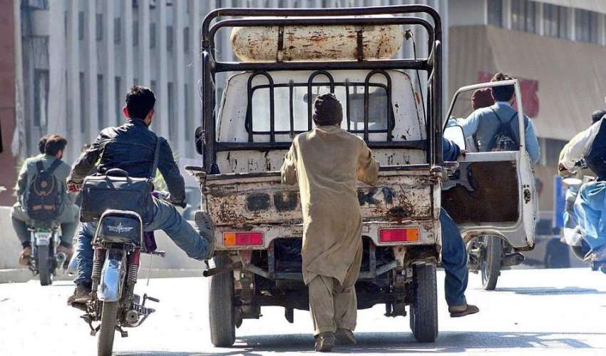 راولپنڈی: ایک موٹر سائیکل سوار خراب سوزوکی پک اپ کو دھکا ..